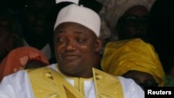 Le nouveau président de la Gambie, Adama Barrow, assiste à la parade miliaire avec sa femme lors de sa prestation de serment au Stade de l'Indépendance, à Bakau, Gambie, 18 février 2017. 