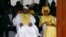 Le nouveau président de la Gambie, Adama Barrow, assiste à la parade miliaire avec sa femme lors de sa prestation de serment au Stade de l'Indépendance, à Bakau, Gambie, 18 février 2017. 