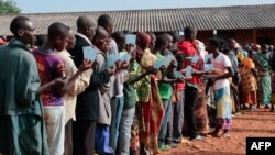 Burundians wait in line to vote during the presidential and general elections in Ngozi, northern Burundi, May 20, 2020. 