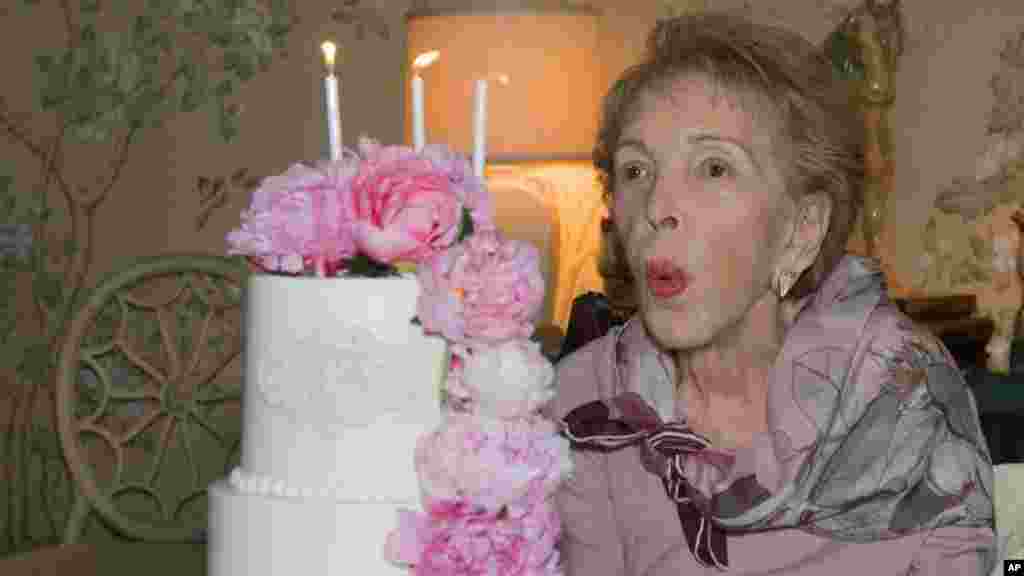 Mantan ibu negara AS Nancy Reagan saat merayakan ulang tahunnya yang ke-94.