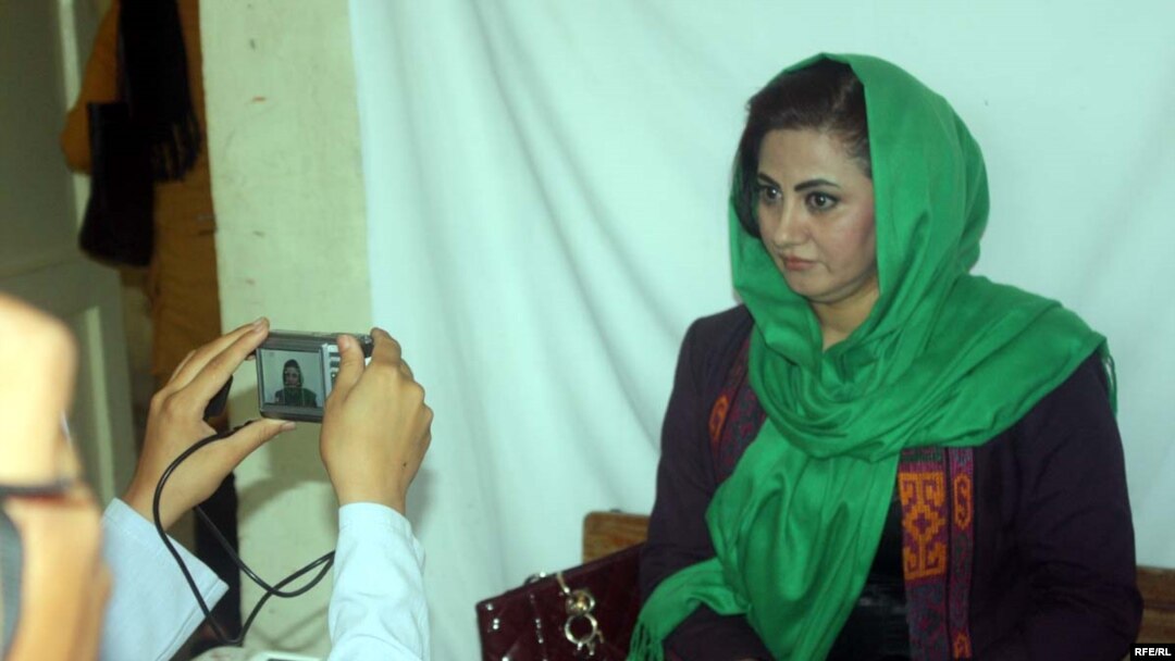 Afg'on ayoli saylovda qatnashish uchun ro'yxatdan o'tmoqda. Kobul, 3-oktabr 2013. 
