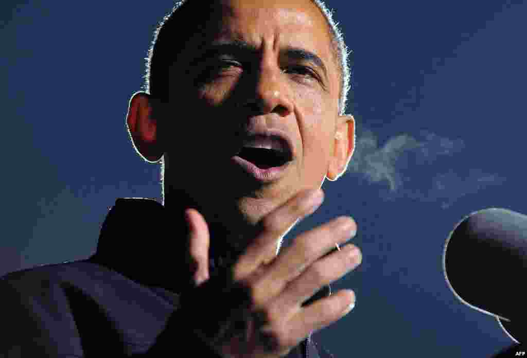 U.S. President Barack Obama speaks at his last campaign rally in Des Moines, Iowa, November 5, 2012. 