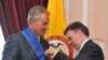 Santos condecora a Tony Blair