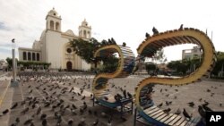 La plaza Gerardo Barrios vacía de peatones en medio de las estrictas medidas contra la Covid en El Salvador, el 7 de agosto de 2020. Las iglesias católicas en el país han anunciado que reabrirán gradualmente.