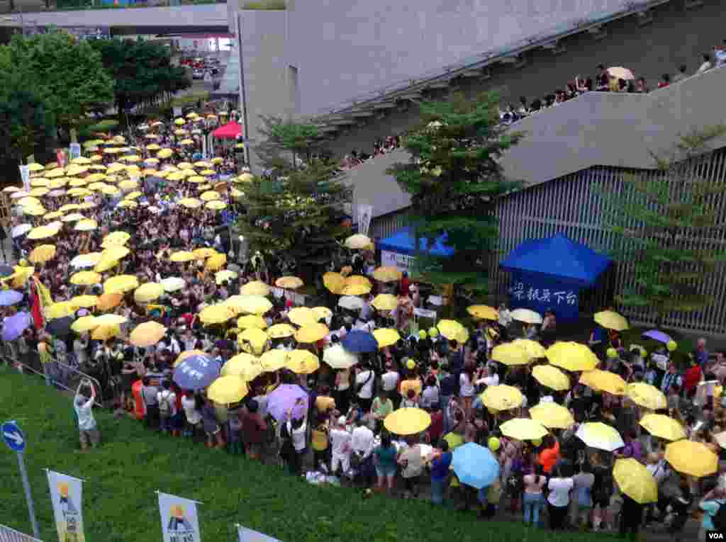 港人重返金钟纪念雨伞革命两周年(美国之音海彦拍摄)