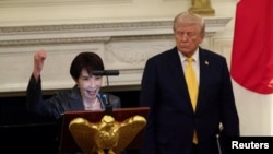 2026년 3월 19일, 미국 워싱턴 D.C. 백악관에서 도널드 트럼프 미국 대통령이 주최한 만찬 도중, 다카이치 사나에 일본 총리가 "일본이 돌아왔다(Japan is back)"라고 발언하며 주먹을 들어 올리고 있다.