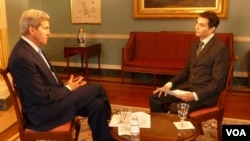 Le secrétaire d’Etat américain, John Kerry répondant aux questions de Jacques Aristide