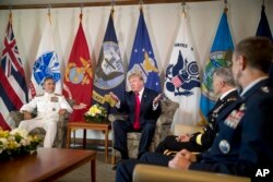 在夏威夷的美军太平洋司令部，美国总统川普参加简报会，也与美军太平洋司令部司令哈里·哈里斯上将（左）会晤（2017年11月3日）。