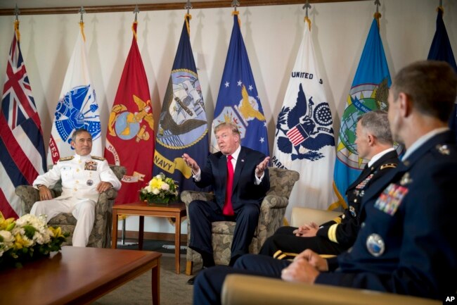 在夏威夷的美军太平洋司令部，美国总统川普参加简报会，也与美军太平洋司令部司令哈里·哈里斯上将（左）会晤（2017年11月3日）。