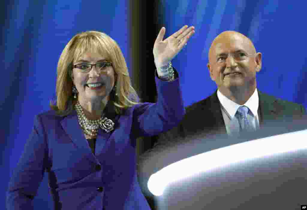 Mantan anggota Kongres Gabby Giffords, yang pernah menghadapi serangan tembak, dan suaminya, astronot Mark Kelly berbicara pada hari ketiga Konvensi Nasional Partai Demokrat di Philadelphia, Rabu (27/7). (AP/Paul Sancya)