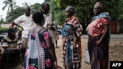 Ndugu na marafiki wakisubiri taarifa za wapendwa wao kutoka katika msitu wa Shakahola, Kenya ambako miili ya watu 90 ilifukuliwa. Picha na asuyoshi CHIBA / AFP