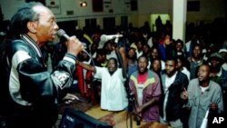 FILE: Zimbabwean pop star Thomas Mapfumo, a hero of Zimbabwe's liberation struggle, performs in Chitungwiza, south of Harare, Zimbabwe.