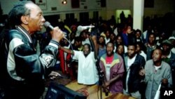 FILE: Zimbabwean pop star Thomas Mapfumo, a hero of Zimbabwe's liberation struggle, performs in Chitungwiza, south of Harare, Zimbabwe. (File Photo)