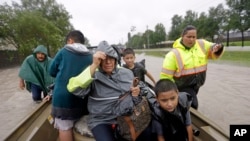 Las autoridades en Houston informan que cerca de 1.000 personas han sido rescatadas en las últimas ocho horas.