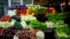 Продаж овочів та фруктів на ринку в Буенос-Айресі (Аргентина), 11 травня 2023 року. Фото: AP /Natacha Pisarenko