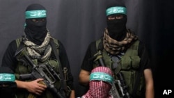 Masked Palestinian militants from Hamas attend a press conference in Gaza City , 25 Dec 2010