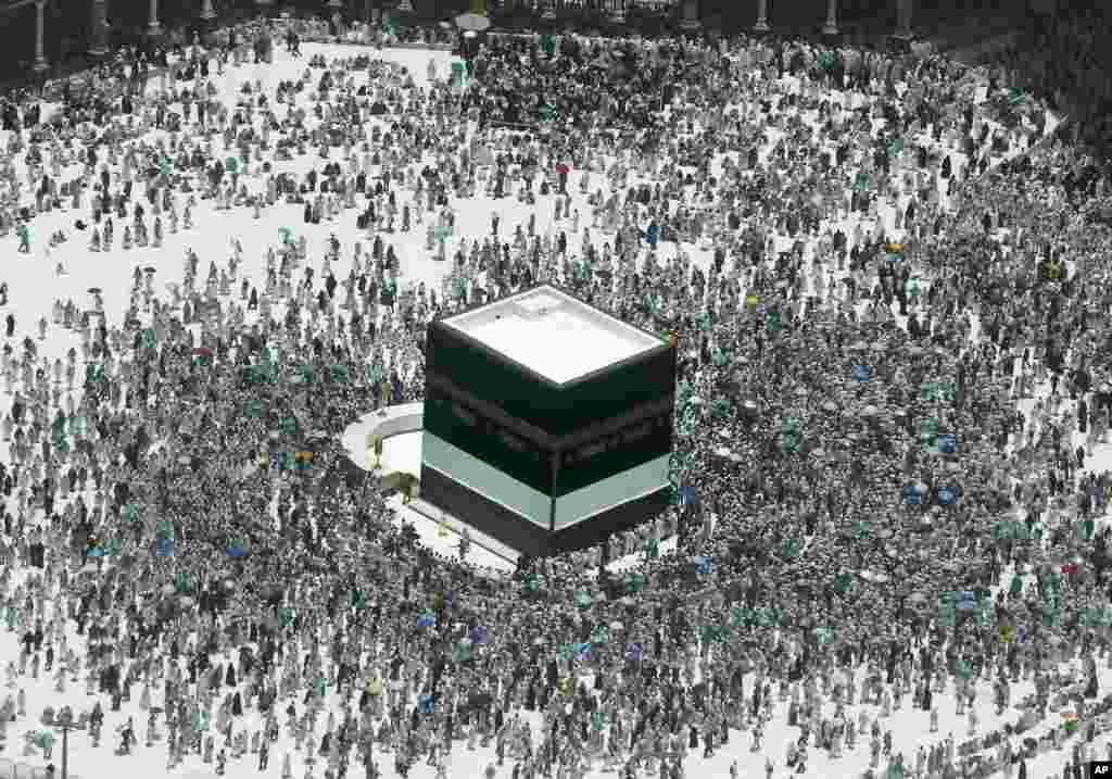 사우디 아라비아 이슬람 성지 메카의 그랜드 모스크에서 무슬림 순례자들이 정육면체 모양 신전인 카바(Kaaba) 주위를 돌고 있다.