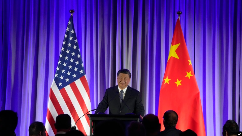 中国国家主席习近平2023年11月15日在旧金山出席美国商界主办的晚宴并发表讲话。（法新社）(photo:VOA)