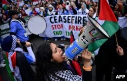 Seorang pendukung Pro-Palestina meneriakkan slogan-slogan melalui pengeras suara saat ia ikut serta dalam Pawai Nasional untuk Palestina di pusat kota London pada 3 Februari 2024. (Foto: AFP)