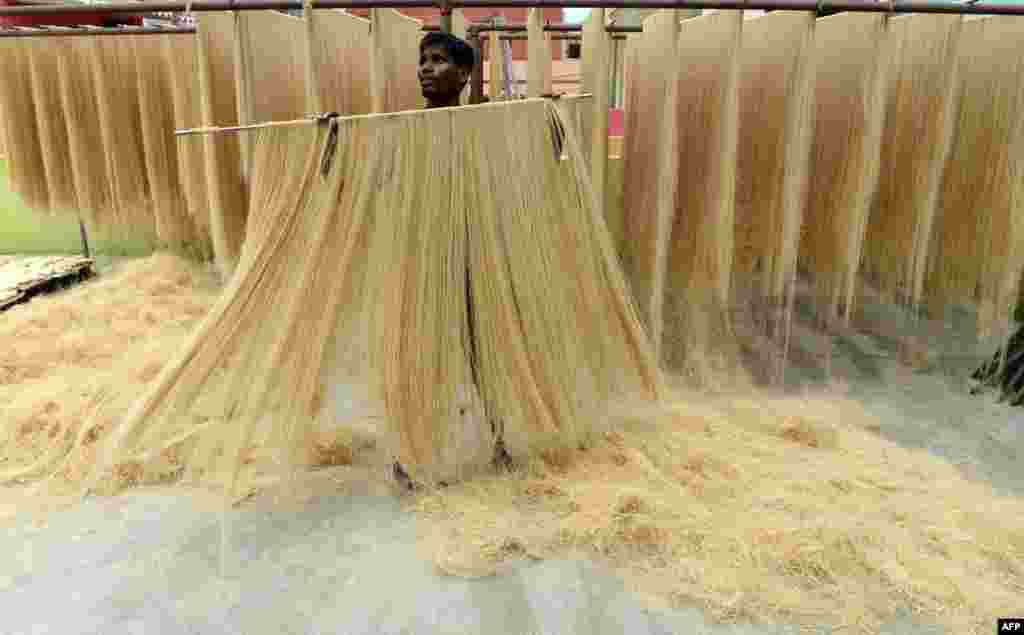 Para pekerja mengeringkan bihun untuk membuat &quot;sheerkhorma&quot;, santapan takjil lokal untuk berbuka puasa di bulan Ramadan di Chennai, India.