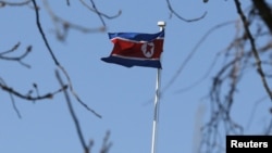 朝鲜驻北京大使馆外的朝鲜国旗