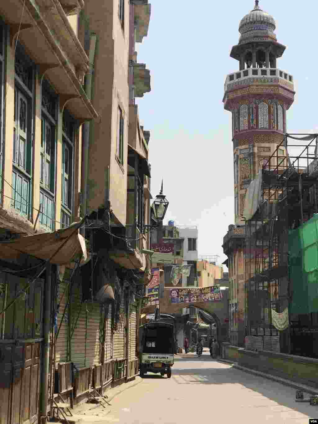 دہلی گیٹ میں واقع مسجد&nbsp;وزیر&nbsp;خان&nbsp;سے&nbsp;متصل گھر اور دکانیں۔ 