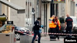 Seorang polisi membawa barang bukti di lokasi yang diduga sebagai serangan bom di Lyon tengah, Perancis, 24 Mei 2019. (Foto: dok)