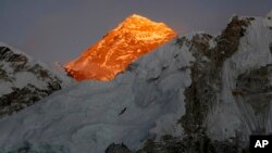 Foto de archivo de noviembre de 2015 que muestra la cima del monte Everest donde ya han muerto 10 montañistas en lo que va de esta temporada 2017.