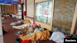 Những người nhập cư ngủ ở nhà ga xe lửa San Giovanni tại Como, Ý, 12/8/2016.