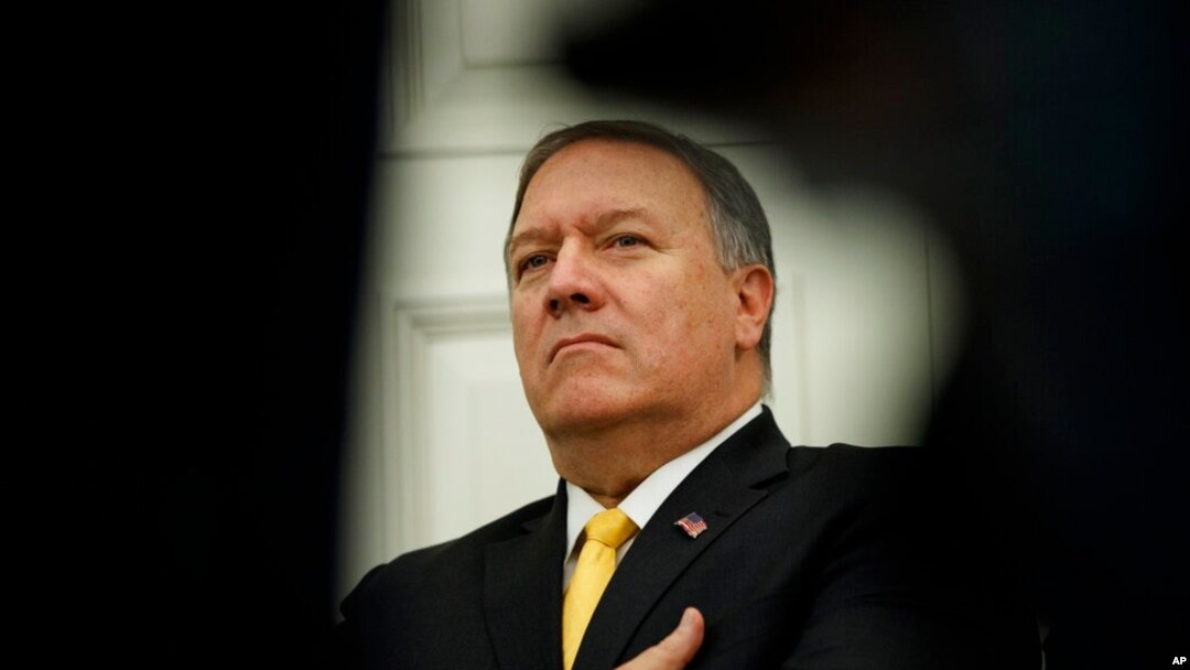 Menteri Luar Negeri AS Mike Pompeo berdiri di Ruang Oval Gedung Putih di Washington, 26 Juli 2019. (Foto: AP)