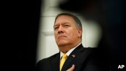 Menteri Luar Negeri AS Mike Pompeo berdiri di Ruang Oval Gedung Putih di Washington, 26 Juli 2019. (Foto: AP)