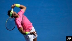 Rafael Nadal dari Spanyol dalam pertandingan Australia Terbuka melawan Mikhail Youzhny dari Rusia, di Melbourne (19/1). (AP/Bernat Armangue)