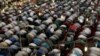 Le manteau du prophète attire les musulmans à Istanbul pendant le ramadan