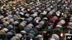 La grande prière du vendredi à la mosquée de Fatih, Istanbul, Turquie, le 22 juillet 2016. 