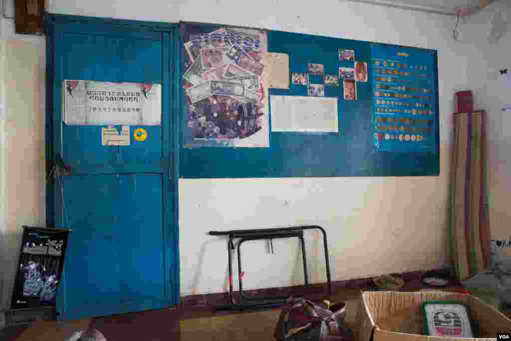 The room of an art association in Phnom Penh&#39;s White Building is seen abandoned on June 6, 2017. The art association will be moved out as the White Building residents start moving out. The White Building has been authorized to investors for development project. (Khan Sokummono/ VOA Khmer)