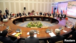 5일 카자흐스탄 알마티에서 이란과 핵 협상을 시작한 주요 6개국 대표들.