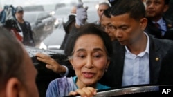 Myanmar Foreign Minister and State Counselor Aung San Suu Kyi leaves a meeting with migrant workers at the coastal fishery center of Samut Sakhon, Thailand, June 23, 2016. 
