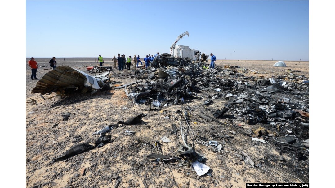 Russian and Egyptian experts work at the crash site of a Russian passenger plane bound for St. Petersburg in Russia that crashed in Hassana, Egypt's Sinai Peninsula, Nov. 2, 2015.