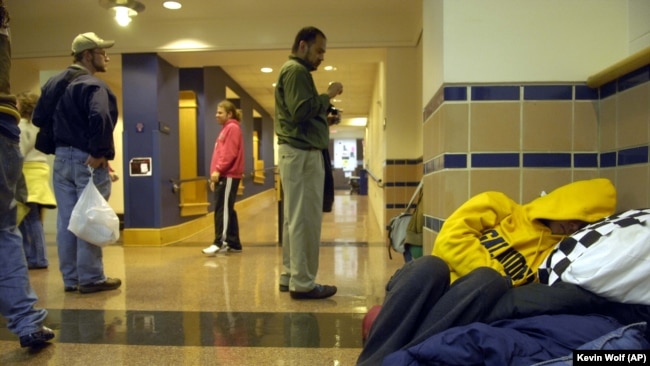 一名学生睡倒在华盛顿高立德大学一座楼房的走道。(2006年10月6日)