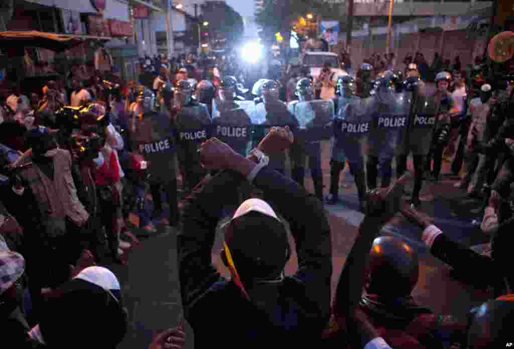 Anti-government protesters at an opposition rally in Senegal's capital Dakar, February 23, 2012. Senegal's presidential elections are on Sunday, amid violence during protests against Wade's decision to run for a third term. (Reuters)