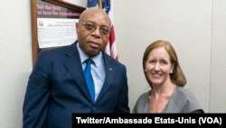 Consule ya Etats-Unis Christne Fagan azali kopesa passeports na baye basengaki kosala mobembo na Kinshasa, 4 mars 2020. (Twitter/Ambassade Etats-Unis)