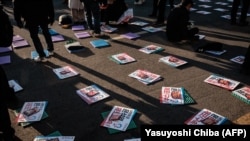 Poster-poster dan kain penghangat tangan disiapkan sebelum demo menentang Presiden Yoon Suk Yeol yang dimakzulkan, digelar di dekat kediamannya di Seoul, Jumat, 10 Januari 2025. (Foto: Yasuyoshi Chiba/AFP)