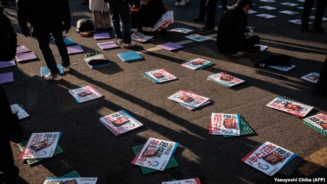 Poster-poster dan kain penghangat tangan disiapkan sebelum demo menentang Presiden Yoon Suk Yeol yang dimakzulkan, digelar di dekat kediamannya di Seoul, Jumat, 10 Januari 2025. (Foto: Yasuyoshi Chiba/AFP)