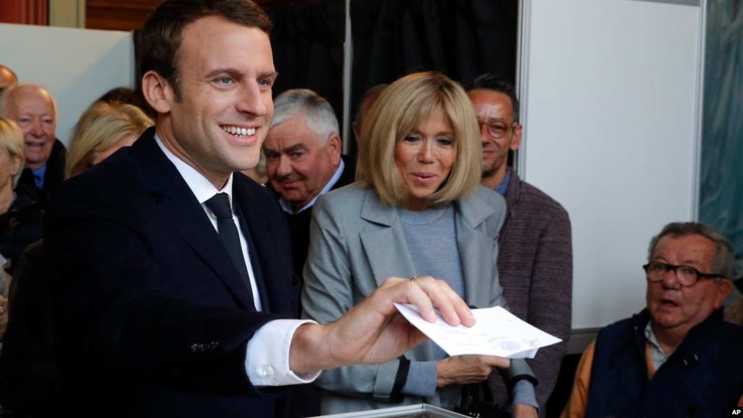 Ứng viên Emmanuel Macron bỏ phiếu hôm 23/4.
