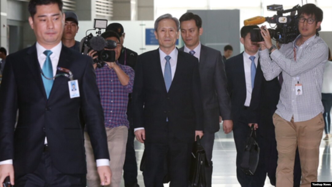 미국 방문에 나선 김관진 한국 청와대 국가안보실장(가운데)이 14일 인천공항에서 출국장으로 향하고 있다.