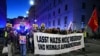 Sejumlah demonstran turun ke jalan di Wina, Austria, membawa spanduk bertuliskan "Jangan biarkan Nazi memerintah dan bergerak di jalanan" setelah hasil exit poll pemilu Austria diumumkan pada 29 September 2024. (Foto: Roland Schlager/APA/AFP) 