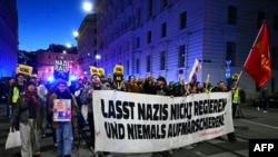 Sejumlah demonstran turun ke jalan di Wina, Austria, membawa spanduk bertuliskan "Jangan biarkan Nazi memerintah dan bergerak di jalanan" setelah hasil exit poll pemilu Austria diumumkan pada 29 September 2024. (Foto: Roland Schlager/APA/AFP) 