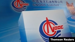 Biểu tượng của Công ty Dầu khí Hải Dương Trung Quốc (CNOOC) được trưng này tại một cuộc họp báo ở Hong Kong.