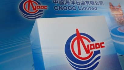 Biểu tượng của Công ty Dầu khí Hải Dương Trung Quốc (CNOOC) được trưng này tại một cuộc họp báo ở Hong Kong.