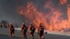 Petugas bersiap memadamkan kebakaran yang terjadi di Lembah Simi, sekitar 64 km dari pusat kota Los Angeles, California, Rabu (30/10). 